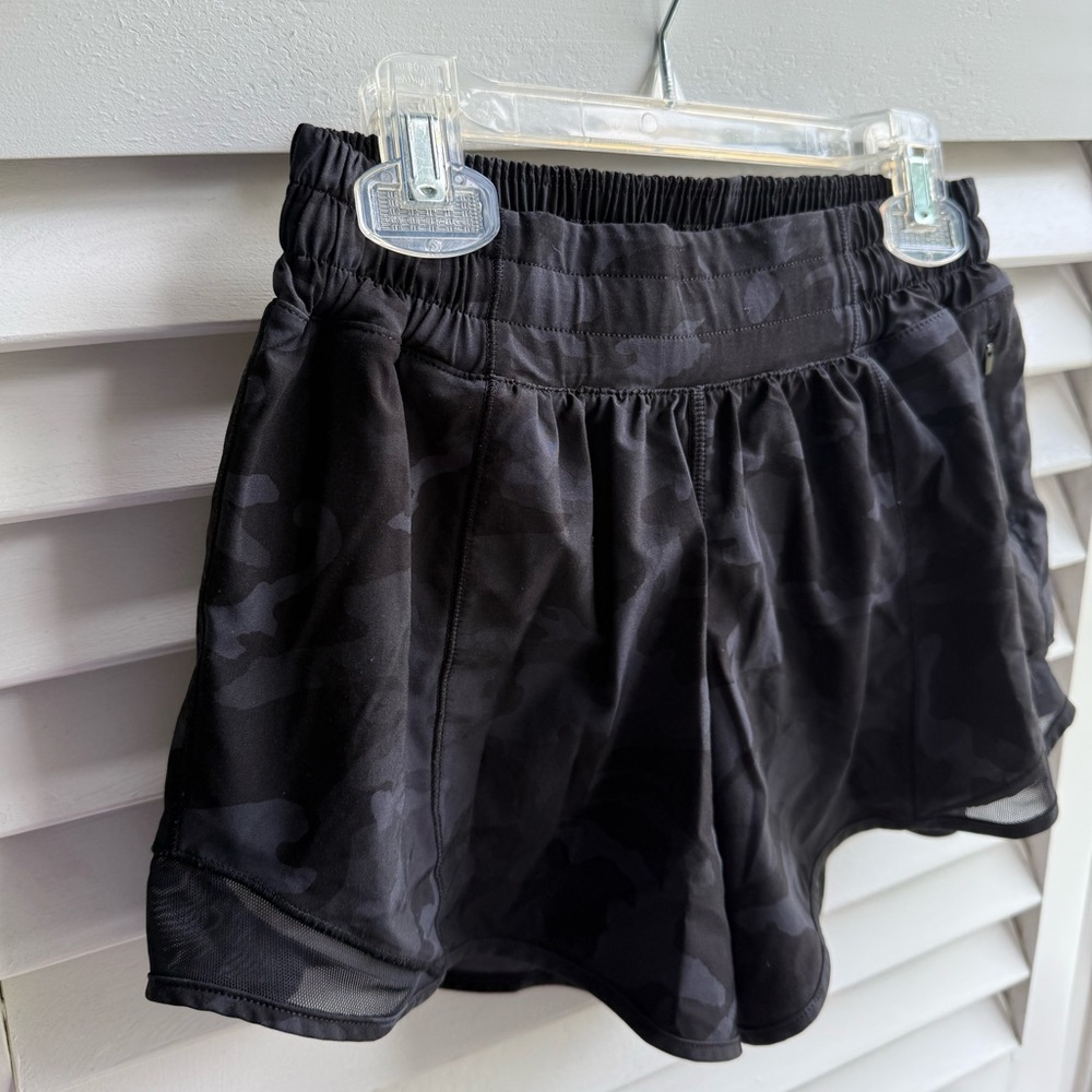 Lululemon Black Camouflage Hotty Hot Shorts (4in Inseam)